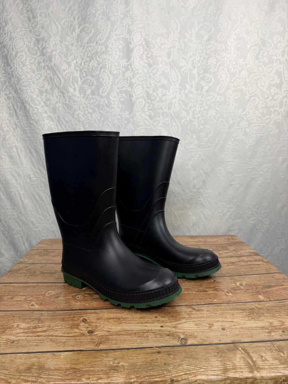 Women's Size 9 Black Rubber Rain Boots Made in Canada Green Sole Waterproof